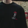 Вышивка CS Flash на чёрной футболке Friendly & Deadly — деталь