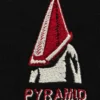 Выровненное вертикальное макро вышивки Pyramid на чёрной футболке Friendly & Deadly